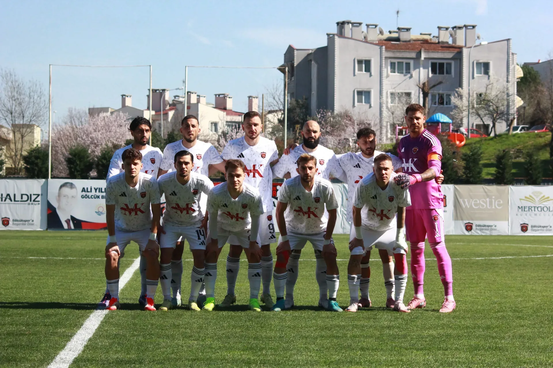 Gölcükspor liderliğini sürdürdü