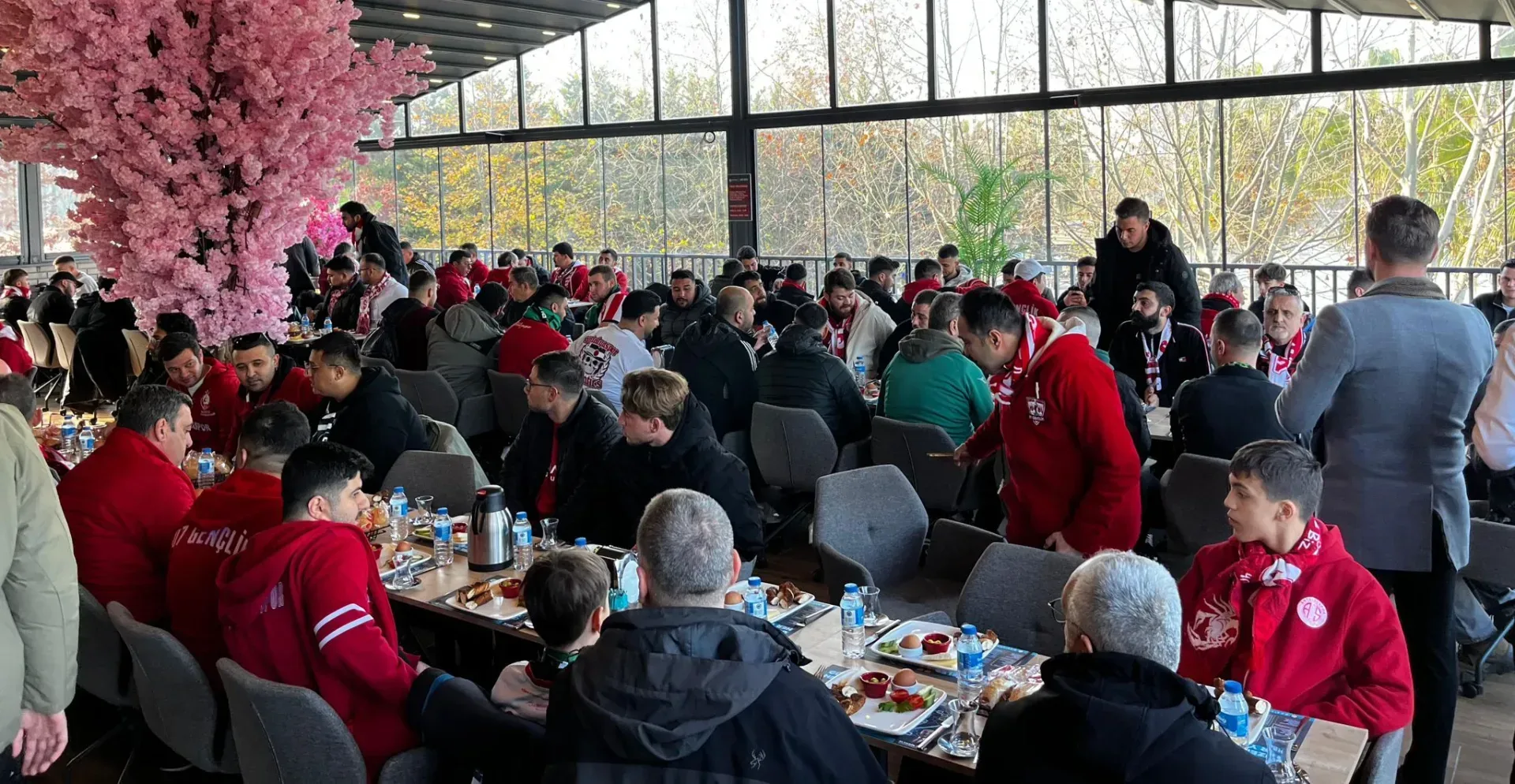 Taraftarlar maç günü kahvaltıda buluştu