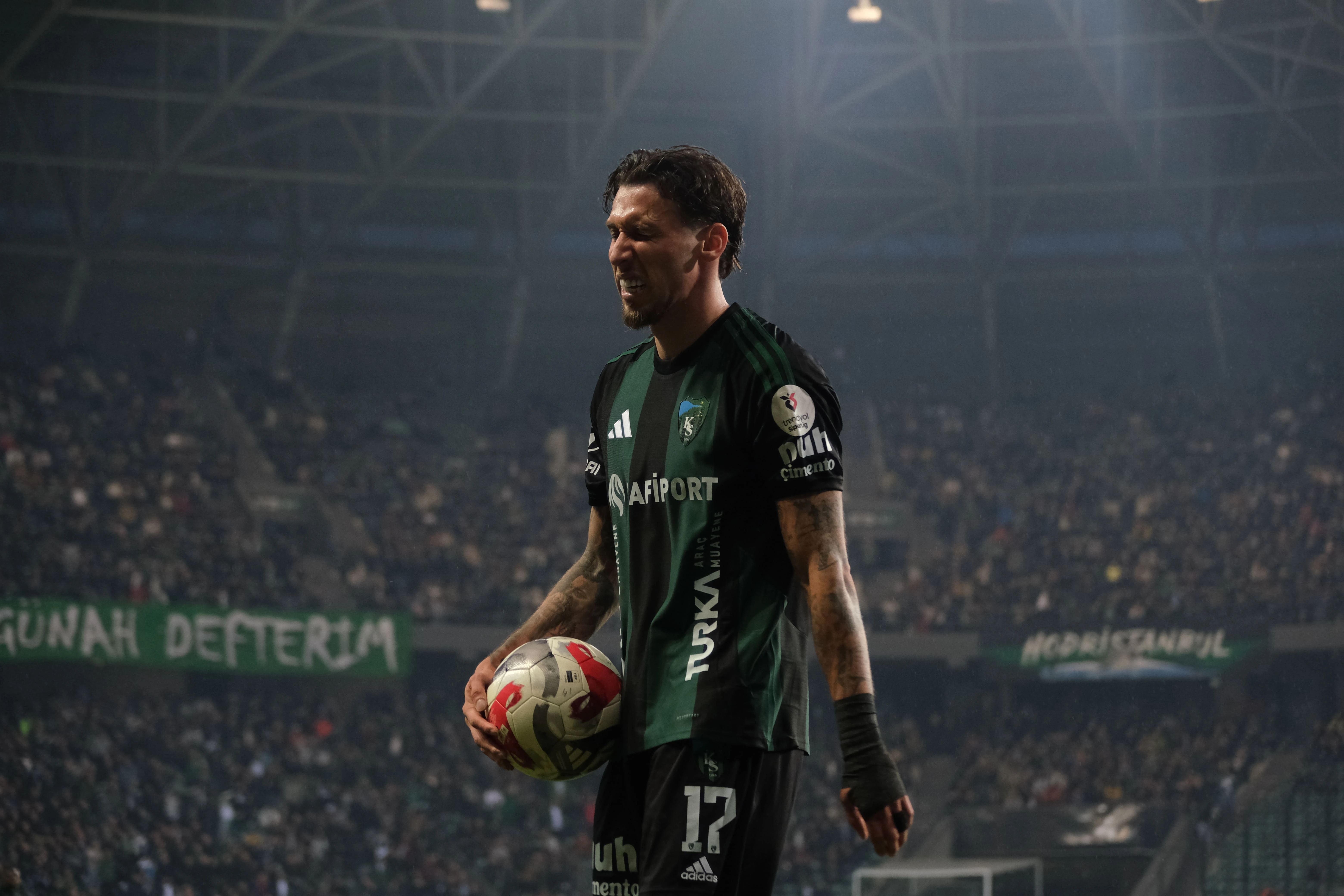 Net fırsat kaçtı, tribünler tepki gösterdi