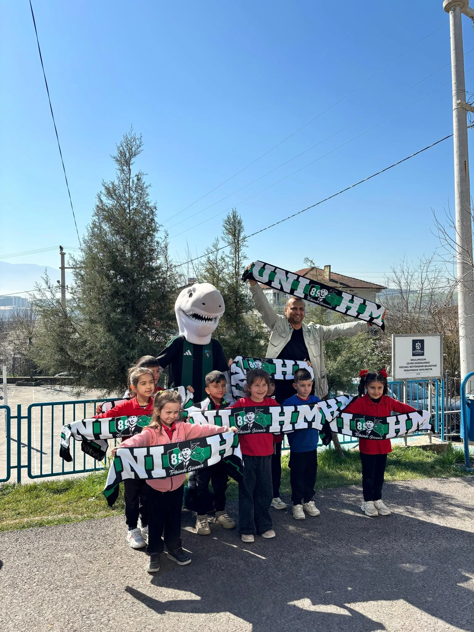 ÜNİ Hodri Meydan’dan Yeşilova’daki öğrencilere ziyaret