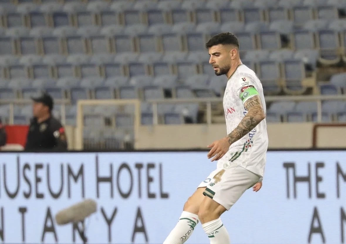 Konyaspor futbolcusu Adil Demirbağ: Fazla ağlanmasın, hakkımızla kazandık